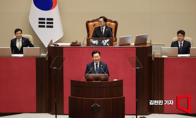 이재명 대통령이 4일 오전 국회 본회의장에서 2026년도 예산안 및 기금운용계획안에 대한 시정연설을 하고 있다. 2025.11.04 김현민 기자