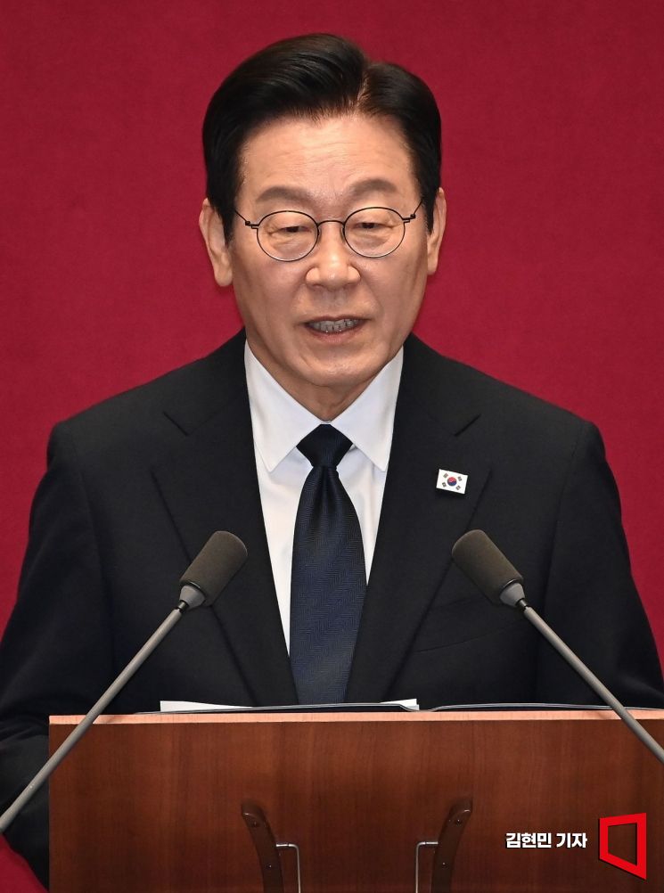 이재명 대통령이 4일 오전 국회에서 2026년도 예산안에 대한 시정연설을 하고 있다.