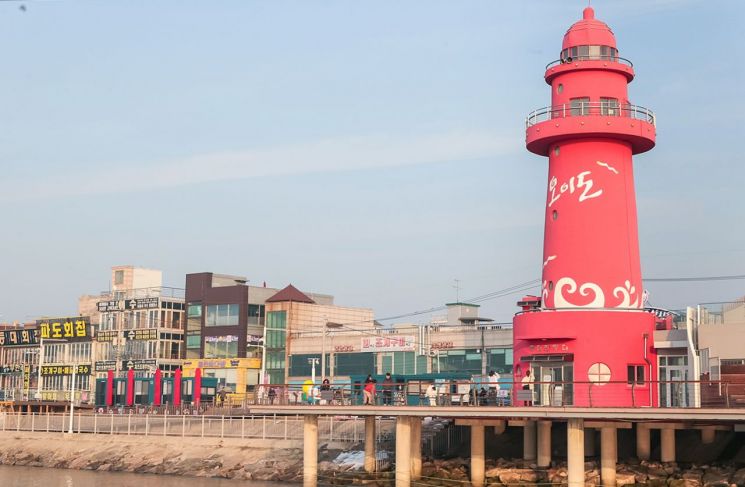 시흥 오이도 일대의 상징물인 '빨강등대'. 시흥시는 오는 8~9일 이틀간 이 일대 관광자원을 활용한 '오이도 빨강등대' 축제를 개최한다. 시흥시 제공