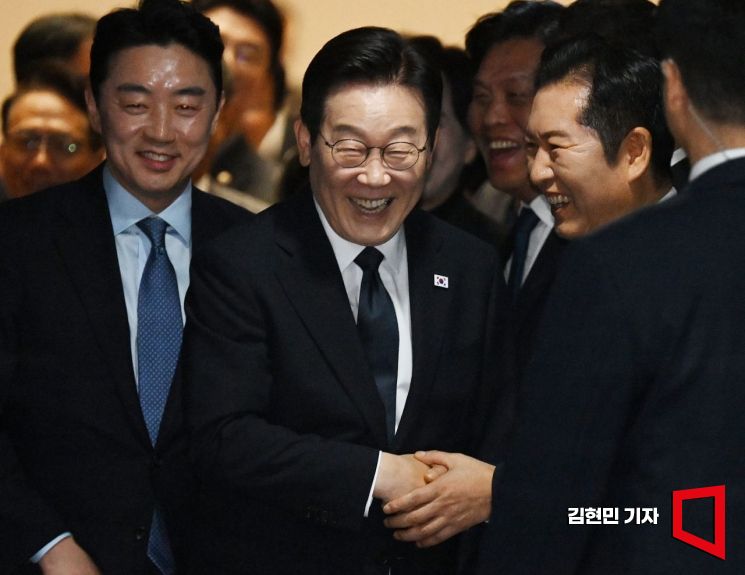 이재명 대통령이 4일 서울 여의도 국회에서 2026년도 정부 예산안에 대한 시정연설을 한 뒤 본회의장을 나서며 정청래 더불어민주당 대표 등과 인사하고 있다. 2025.11.04 김현민 기자