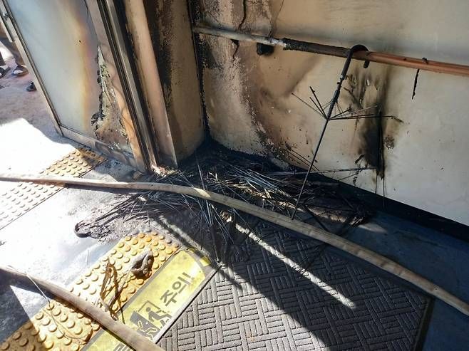 완도군 한 초등학교 본관 1층 출입구의 우산꽂이에서 불이 나 학생과 교직원 120여 명이 긴급 대비했다. 완도소방서 제공