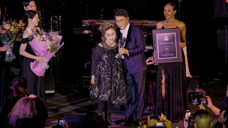 Lee Soo-man Inducted into 'Asian Hall of Fame'... "Music Is the Language of My Life"