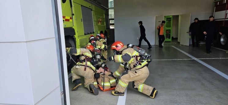 "Rescue the Firefighter" ... Changwon Fire Headquarters Conducts Rapid Companion Rescue Training