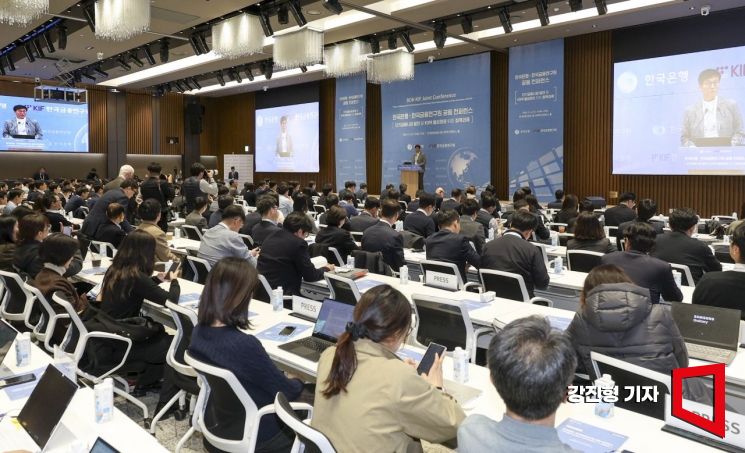 이창용 한국은행 총재가 4일 서울 중구 한국은행에서 열린 '한국은행-한국금융연구원 공동 컨퍼런스'에 참석해 개회사 하고 있다. 2025.11.4 강진형 기자