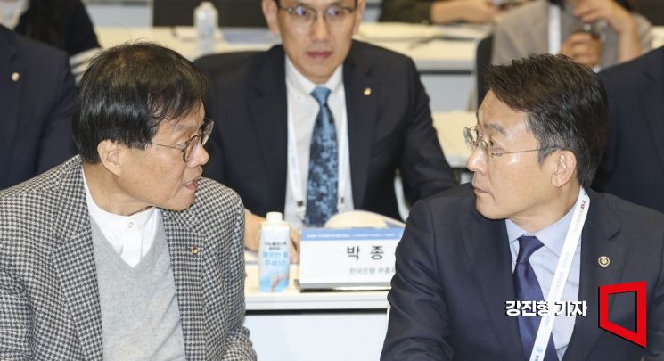이창용 한국은행 총재(왼쪽)와 권대영 금융위원회 부위원장이 4일 서울 중구 한국은행에서 열린 '한국은행-한국금융연구원 공동 컨퍼런스'에 참석해 의견을 나누고 있다. 2025.11.4 강진형 기자