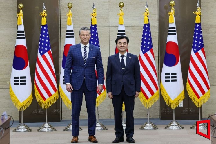 안규백 국방부 장관과 피트 헤그세스 미국 국방부 장관이 4일 오전 국방부 청사에서 제57차 한미안보협의회의(SCM) 확대회의에서 기념촬영을 하고 있다. 사진공동취재단