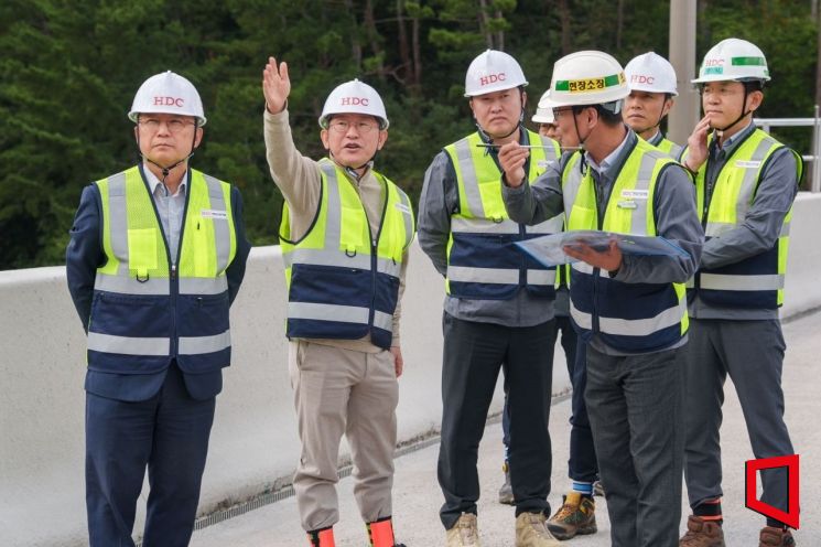 HDC현대산업개발이 지난달 31일 동해선 포항-영덕 고속도로 4, 5공구에 대한 현장 안전 점검을 진행했다. 사진 왼쪽부터 조태제 HDC현대산업개발 대표이사(CSO), 정경구 HDC현대산업개발 대표이사(CEO), 김영한 HDC현대산업개발 인프라본부장. HDC현대산업개발 제공