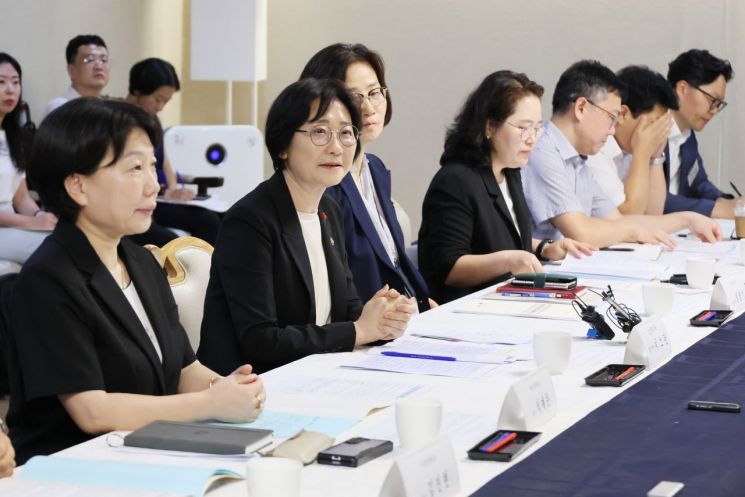 이스란 보건복지부 제1차관이 4일 서울 종로구 정부서울청사에서 열린 제4차 장기요양위원회에서 발언하고 있다. 연합뉴스