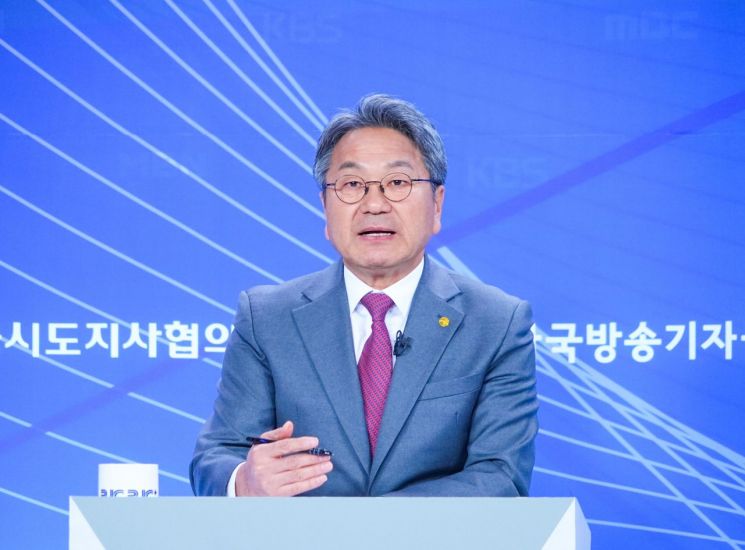 강기정 광주시장이 4일 오전 서울 한국방송회관에서 열린 ‘지방자치 30주년 시도지사 정책토론회’에 참석해 AI·에너지분권·균형발전 등 자립형 지방정부 모델을 제시하고 있다. 광주시 제공