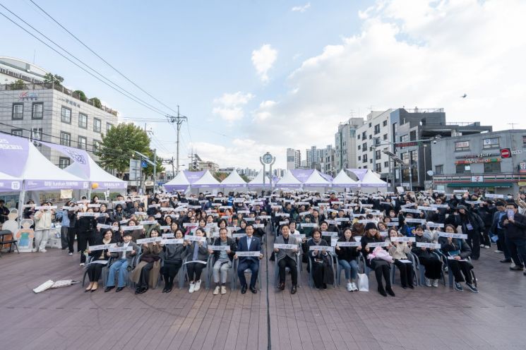 성북 책모꼬지 북페스티벌 메인 행사 ‘성북구 한 책 선포식’ 기념 사진. 성북구 제공.