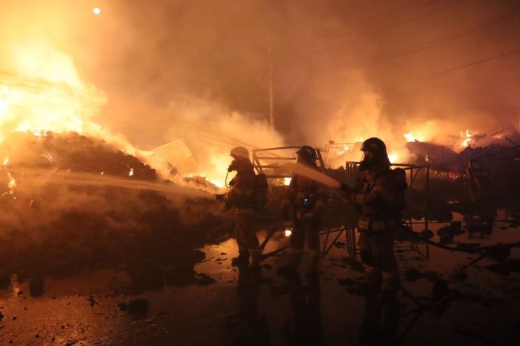 4일 밤 경기도 포천시 내촌면 진목리 소재 공장단지(만성섬유 외 2개소) 에서 대형 화재가 발생해 소방대원들이 진화작업에 나서고 있다. 경기북부소방재난본부 제공