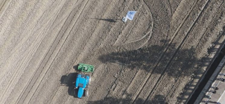 LS엠트론, '장애물 스스로 피하는 트랙터' 최초 시연