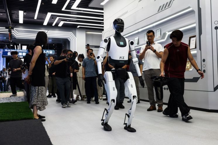 中 로봇 생산량, 이미 작년 추월…"산업·서비스 로봇 모두 성장"