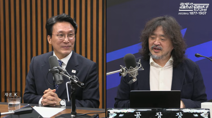 5일 유튜브 채널 '김어준의 겸손은힘들다 뉴스공장'에 출연한 김민석 국무총리(왼쪽). 뉴스공장 갈무리