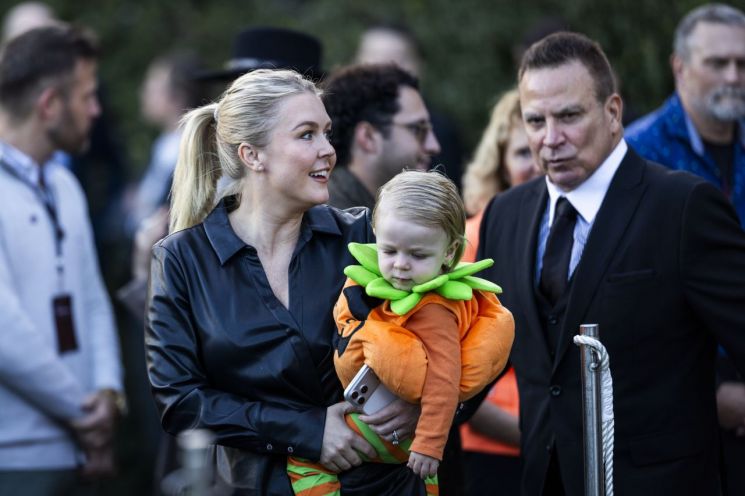 캐롤라인 레빗 대변인은 한국에서 귀국한 직후인 11월 30일 14시간 비행을 마친 뒤 에어포스 원에서 내리자마자 남편과 아들을 대동하고 트럼프 부부가 주최한 백악관 핼러윈 파티에 참석했다. /EPA 연합뉴스