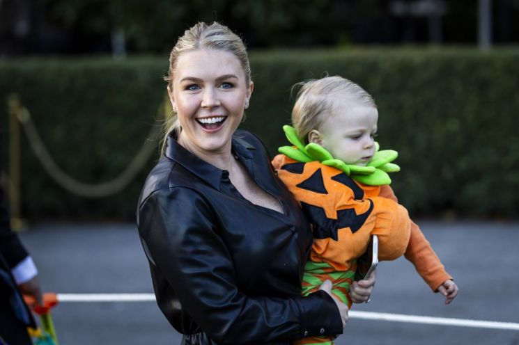 캐롤라인 레빗 대변인은 한국에서 귀국한 직후인 11월 30일 14시간 비행을 마친 뒤 에어포스 원에서 내리자마자 남편과 아들을 대동하고 트럼프 부부가 주최한 백악관 핼러윈 파티에 참석했다. /EPA 연합뉴스