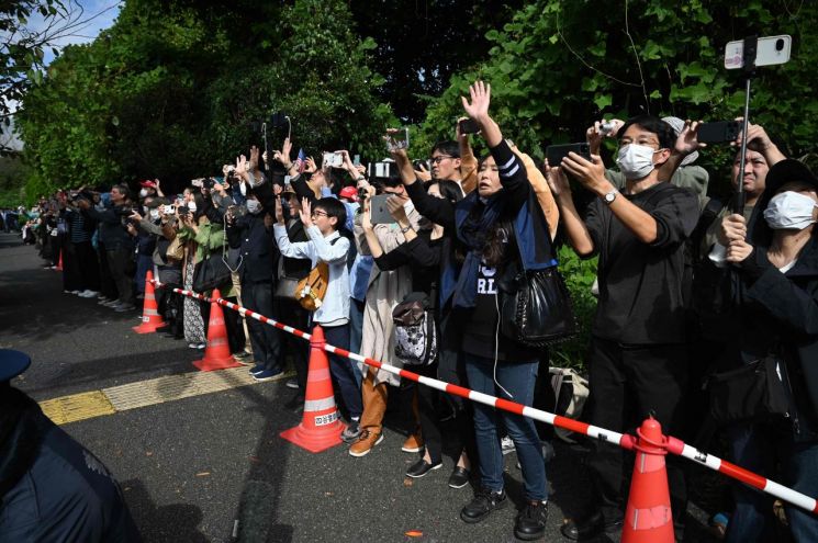 10월 28일 정상회담을 위해 일본을 방문한 도널드 트럼프 미국 대통령과 다가이치 사나에 일본 총리를 향해 환호하는 일본인들. AFP연합뉴스
