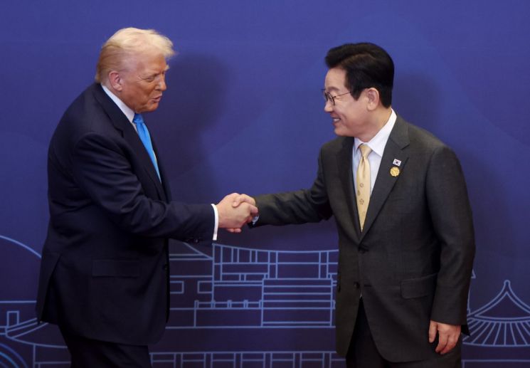 이재명 대통령이 29일 경북 경주 힐튼호텔 그랜드볼룸에서 열린 대통령 주최 정상 특별만찬에 앞서 도널드 트럼프 미국 대통령을 영접하고 있다. 연합뉴스