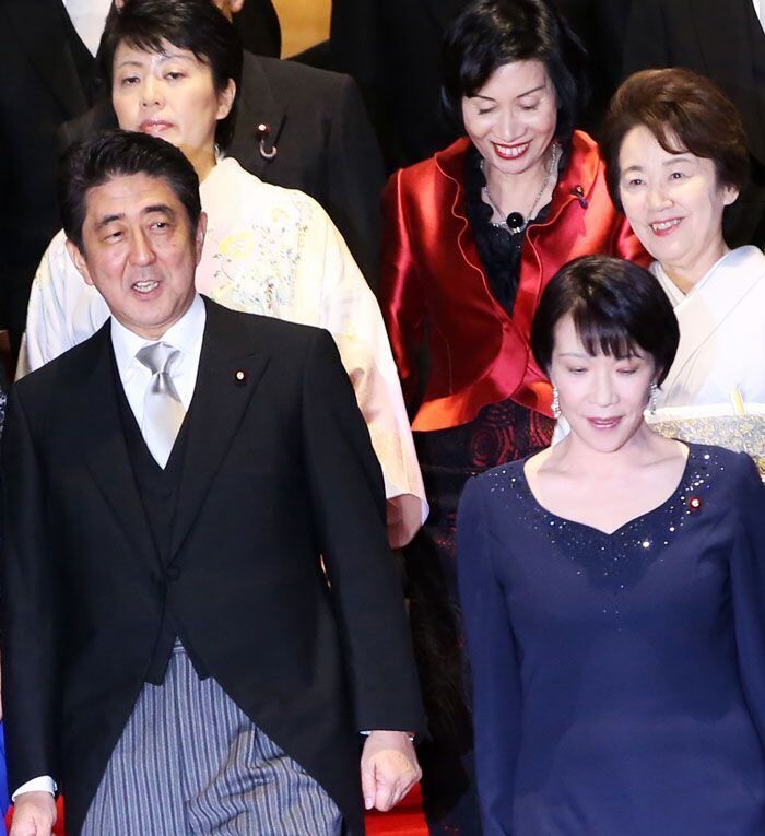 2014년 9월 아베 신조(앞줄 왼쪽) 당시 일본 총리가 개각 후 신임 각료들과 기념사진을 찍기 위해 다카이치 사나에 당시 총무상(앞줄 오른쪽) 등과 나란히 걷고 있다. /AP 연합뉴스