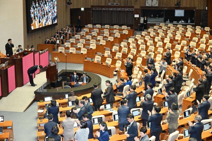 이재명 대통령이 4일 서울 여의도 국회 본회의장에서 내년도 정부 예산안에 대한 시정연설 마친 뒤 인사하고 있다. 이날 국민의힘 의원들은 추경호 전 원내대표에 대한 구속영장 청구를 규탄하며 불참한 채 본회의장 밖에서 침묵시위를 벌였다. 연합뉴스