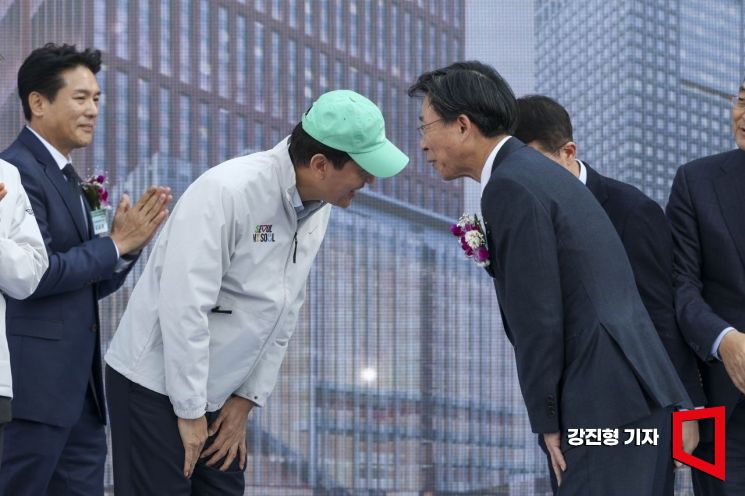 [포토] 주요내빈들과 인사하는 오세훈 서울시장