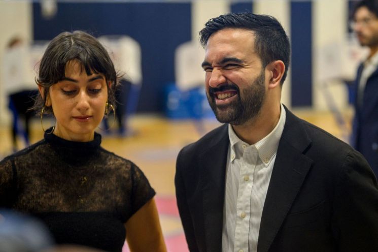 조란 맘다니 뉴욕시장 후보(오른쪽)와 배우자 라마 두와지. AFP연합뉴스