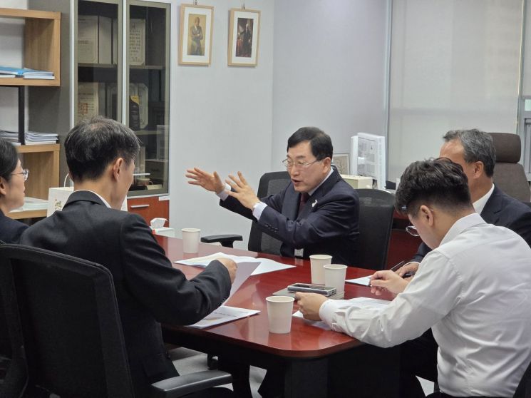 주낙영 경주시장이 4일 국회를 방문해 예결위 한병도 위원장을 비롯한 7명의 의원들을 차례로 만나 내년도 국비 지원을 요청하고 있다. 경주시 제공