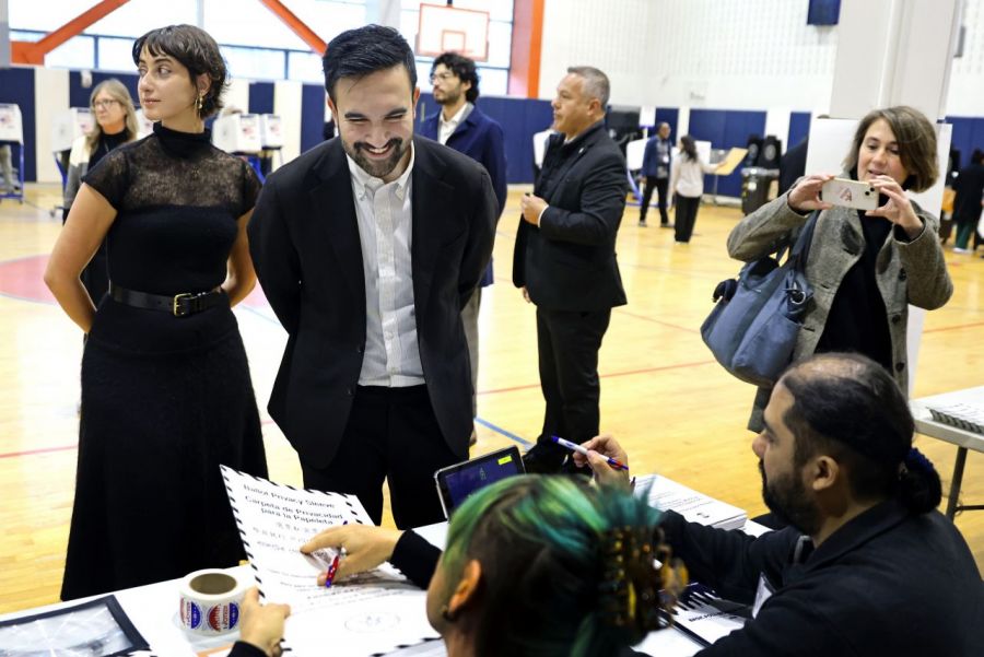 뉴욕시장에 당선된 조란 맘다니가 4일(현지시간) 투표를 하기 전 자신의 등록을 확인하고 있다.  UPI연합뉴스
