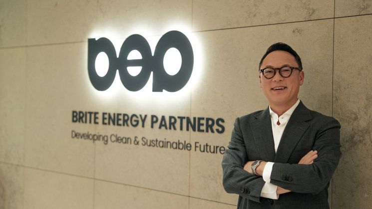 김희성 BEP 의장이 본사에서 기념 촬영을 하고 있다. BEP