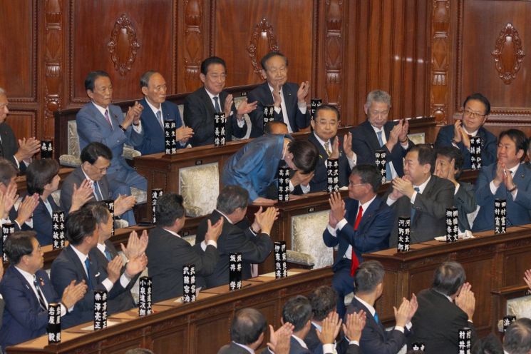 지난 10월 21일, 일본 도쿄에 있는 국회의사당에서 열린 총리 선거에서 신임 총리로 선출된 다카이치 사나에가 동료 의원들에게 인사하고 있다.(왼쪽) /UPI 연합뉴스