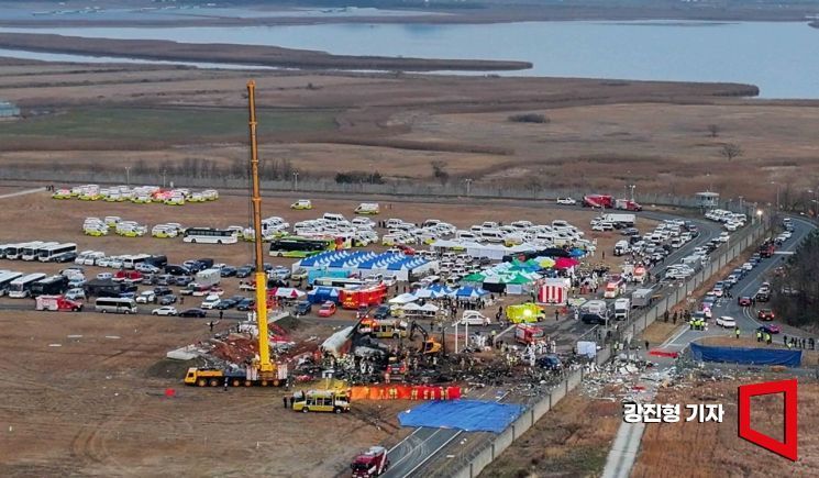 무안국제공항에서 탑승객 181명을 태운 제주항공 여객기가 착륙 중 활주로 외벽에 충돌한 뒤 화재가 발생해 승객 대부분이 사망하는 대참사가 발행한 29일 전남 무안국제공항 활주로에 사고 기체 잔해가 놓여 있다. 강진형 기자