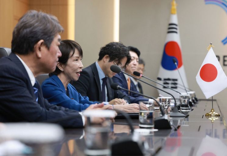 이재명 대통령이 지난 10월 30일 경북 경주 APEC 정상회의장에서 열린 한일 정상회담에서 다카이치 사나에 일본 총리와 기념촬영 후 자리를 안내하고 있다.(왼쪽), 다카이치 총리가 APEC 정상회의장에서 열린 이재명 대통령과의 한일 정상회담에서 발언하고 있다. /연합뉴스