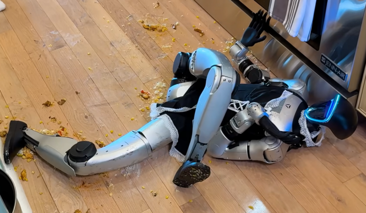 중국 로봇기업 휴머노이드 로봇 유니트리 G1이 미끄러진 모습. 유튜브 채널 WhistlinDiesel.