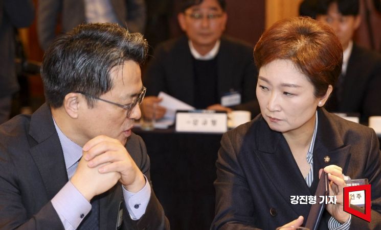 [포토] 의견 나누는 문신학 산업부 1차관-이언주 민주당 최고위원