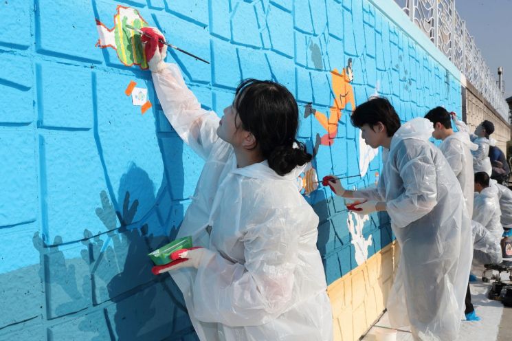 마을 벽이 바다 됐네… 한국석유공사, 울산 강양항 어촌 채색봉사