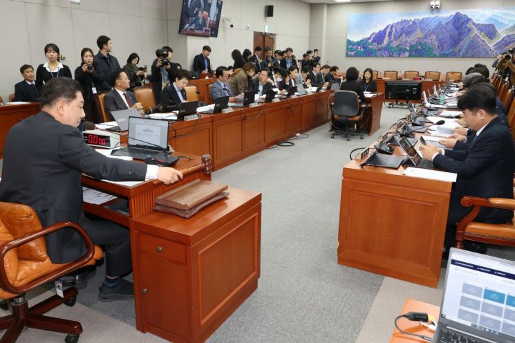 [2025국감]김현지 출석 공방에 운영위 파행…"나와라" vs "스토커"