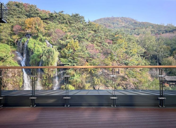 '홍제폭포 복합문화센터' 테라스에서 바라본 서대문 홍제폭포와 안산(鞍山). 서대문구 제공.