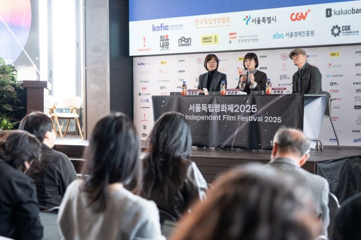(왼쪽부터)김동현 서울독립영화제 프로그램위원장, 모은영 집행위원장, 배우 권해효. 서울독립영화제 제공