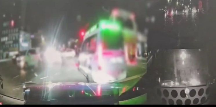 당시 상황을 촬영한 순찰차 영상. 구급차가 순찰차를 우회해 이동하고 있다. 연합뉴스