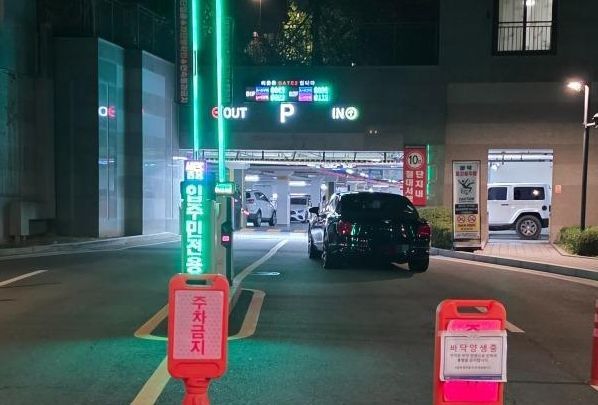 "후문으로 가라" 소리에…벤틀리로 아파트 주차장 입구 막은 50대