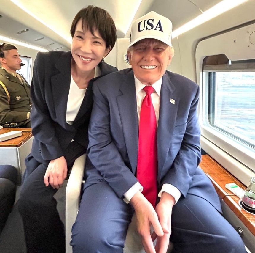 다카이치 사나에 일본 총리가 도널드 트럼프 미국 대통령과 함께 찍은 사진을 자신의 X(엑스·옛 트위터)를 통해 공개했다. /다카이치 총리 X