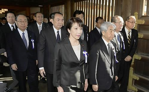 2013년 4월 23일 야스쿠니신사 집단 참배하는 다카이치 사나에(왼쪽), 2025년 8월 15일 다카이치 사나에 당시 일본 경제안보담당상이 일본 패전일을 맞아 태평양전쟁 A급 전범이 합사된 도쿄 지요다구 야스쿠니신사를 참배한 후 차량에 탑승하고 있다. /연합뉴스