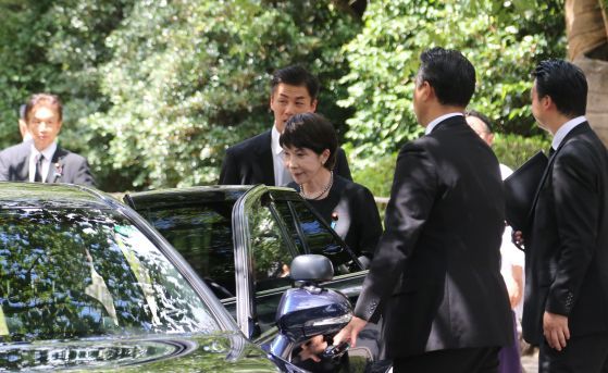 2013년 4월 23일 야스쿠니신사 집단 참배하는 다카이치 사나에(왼쪽), 2025년 8월 15일 다카이치 사나에 당시 일본 경제안보담당상이 일본 패전일을 맞아 태평양전쟁 A급 전범이 합사된 도쿄 지요다구 야스쿠니신사를 참배한 후 차량에 탑승하고 있다. /연합뉴스