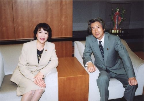 다카이치 사나에 총리가 초선의원시절, 고이즈미 준이치로 당시 총리와 함께 있는 모습(왼쪽), 2017년 5월 23일 오후 일본 국회에서 '공모죄'의 취지를 반영한 조직범죄처벌법 개정안에 대한 표결이 끝난 후 아베 신조(安倍晋三, 왼쪽) 당시 일본 총리와 다카이치 사나에(高市早苗) 당시 총무상이 밝은 표정으로 이동하고 있다. /다카이치 홈페이지, 연합뉴스