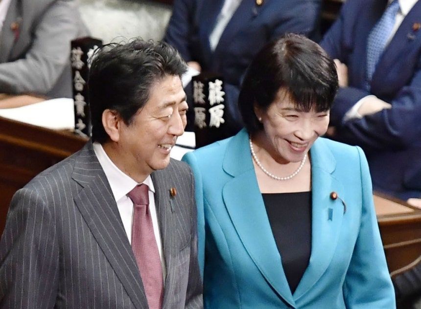 다카이치 사나에 총리가 초선의원시절, 고이즈미 준이치로 당시 총리와 함께 있는 모습(왼쪽), 2017년 5월 23일 오후 일본 국회에서 '공모죄'의 취지를 반영한 조직범죄처벌법 개정안에 대한 표결이 끝난 후 아베 신조(安倍晋三, 왼쪽) 당시 일본 총리와 다카이치 사나에(高市早苗) 당시 총무상이 밝은 표정으로 이동하고 있다. /다카이치 홈페이지, 연합뉴스