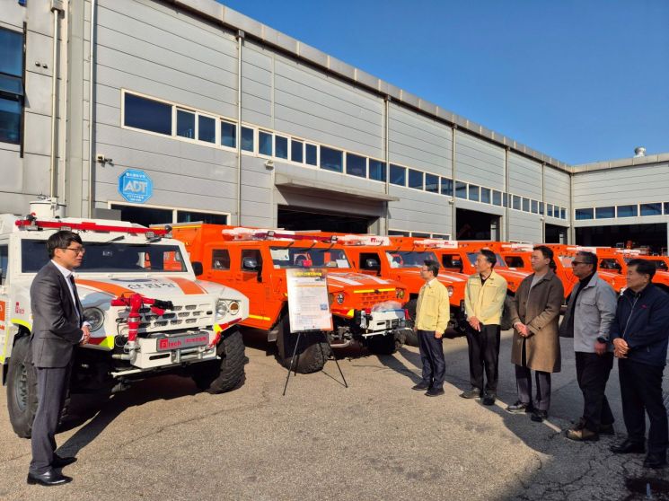 국민 생활 안전 긴급대응연구 1단계(2022~2024년) 성과물인 '다목적 산불진화차량'의 연구개발 기관 담당자가 양산 과정을 소개하고 있다. 산림청 제공
