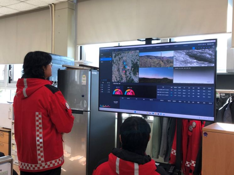 광명시 산불방지대책본부에서 직원들이 인공지능(AI)으로 분석한 감시카메라 영상을 모니터링하고 있다. 광명시 제공