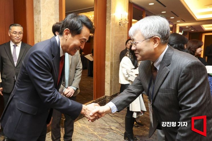 [포토] 악수하는 오세훈 서울시장-장범식 아시아경제 대표