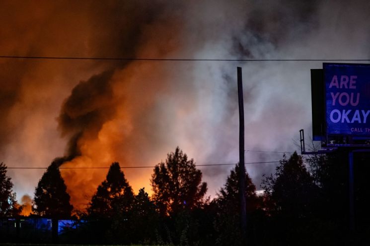 美 켄터키서 UPS항공기 이륙 도중 추락·폭발…최소 12명 사망·12명 부상