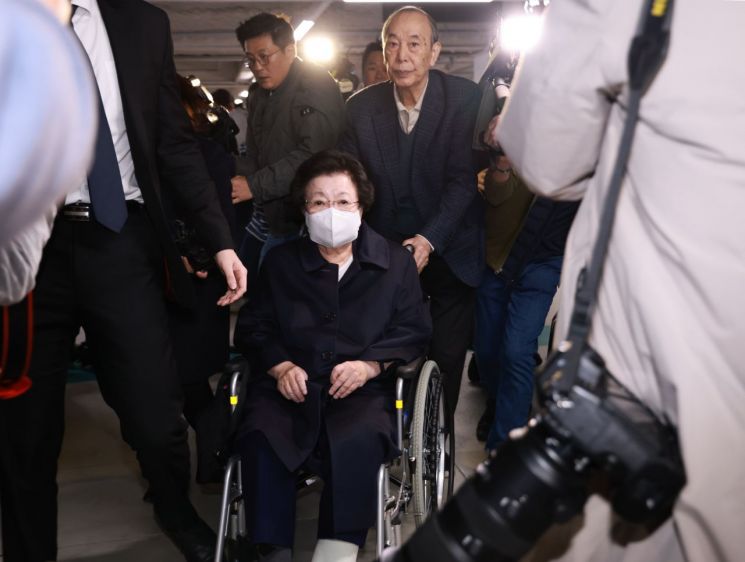 김건희특검, 아크로비스타 등 7곳 압수수색…'금거북이 매관매직' 이배용 출석